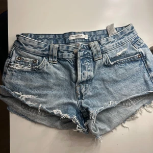 Pull and bear shorts - Ett par shorts i bra skick, som jag växt ur! Storlek 34! 🌸