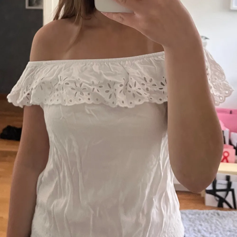 Så himla söt topp som man kan ha off shoulder. Storleken är 152 men passar mig som Xs-S. På bilderna ser toppen lite skrynklig ut mem kan självklart strykas. 💗. Toppar.