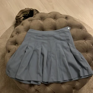 Gullig blå kjol - Bra skick och jättegullig kjol💋 Prisvärd och snygg💕 Säljer pga lite användning❤️