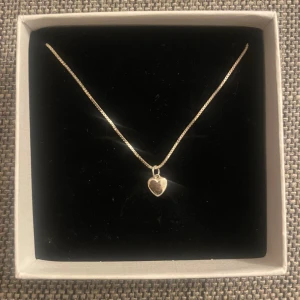 Hjärthalsband  - Fint silver hjärthalsband, knappt använt från Safira