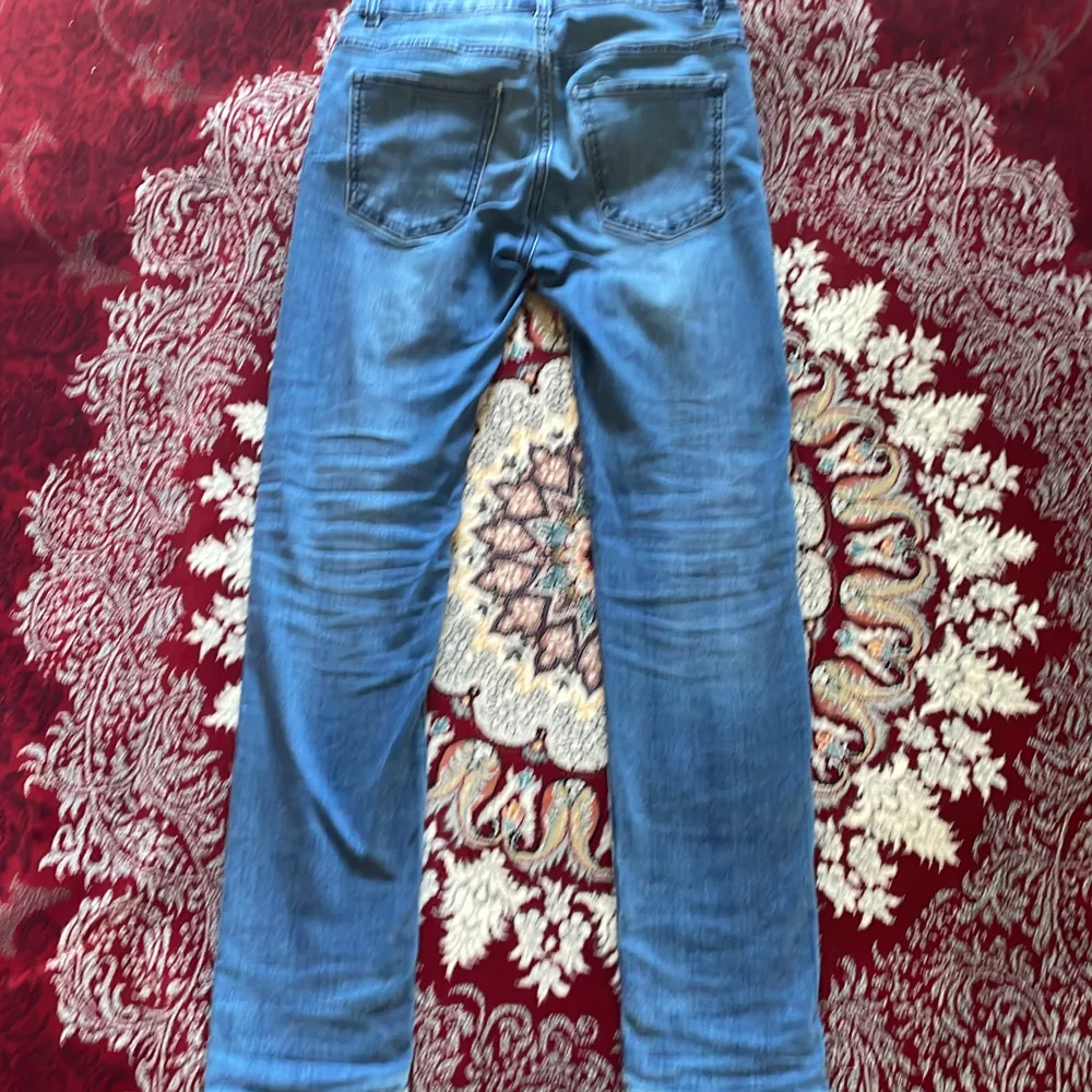 Säljer ett par snygga blå jeans från Sondre i storlek 164. De är i slim fit och har en klassisk femficksdesign med dragkedja och knapp framtill. Perfekta för vardagsbruk och kan matchas med nästan vad som helst. De är i bra skick och redo för en ny ägare!. Jeans & Byxor.