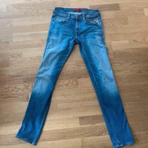 Säljer dessa as snygga anbass hyperflex jeans || väldigt bra skick bara en liten tråd på baksidan som ish lossnat || generellt skick: 8/10 || strlk är 28/32 men sitter som 29/32 || modellen är 181 väger 71 || väldigt stretchiga || nypris 1800 frågor?