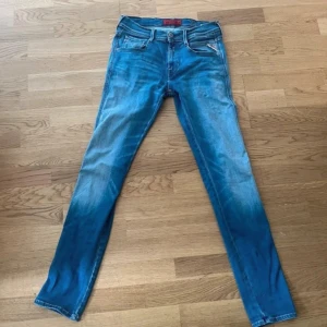 Replay anbass hyperflex - Säljer dessa as snygga anbass hyperflex jeans || väldigt bra skick bara en liten tråd på baksidan som ish lossnat || generellt skick: 8/10 || strlk är 28/32 men sitter som 29/32 || modellen är 181 väger 71 || väldigt stretchiga || nypris 1800 frågor?
