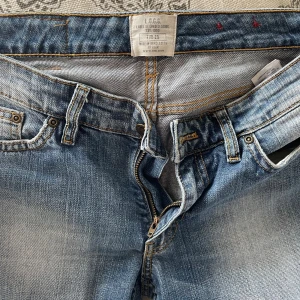 Lågmidjade jeans  - Jättefina lågmidjade jeans från H&M l.o.g.g. Använda ett fåtal gånger. Midja: 42cm innerben: 79cm💕💕