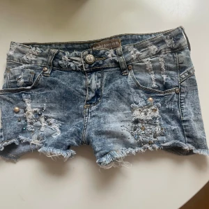 Low-waist jeanshorts - Skitsnygga Low-rise jeanshorts med pärlor. Bra skick dem kommer inte till användning💗 Priset kan diskuteras lägg gärna prisförslag!! Storleken tycker jag passar S också! Jag har xs o de passade bra🩷