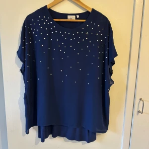 Mörkblå blus - Mörkblå blus från isolde i bra skick 