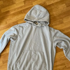 Weekday hoodie - Jätte skön hoodie från Weekday. Köptes men var lite för stor för mig. Storlek M men är ganska baggy. Jätteskönt material och fin färg. Skriv för mer info 😁