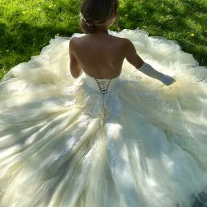 Balklänning - Kollar intresset på min superfina balklänning🥹💛Ljusgul med korsettknyte (gör att flera olika storlekar passar klänningen) så som xs,s,m med mera. Köpt för 8500kr skräddarsydd, alla tilbehör till klänningen finns med!💌💛 Välkommen att komma och prova!🫶🏼