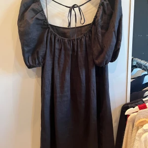 Svart klänning - Svart fin och basic klänning med puffiga ärmar 💞💞