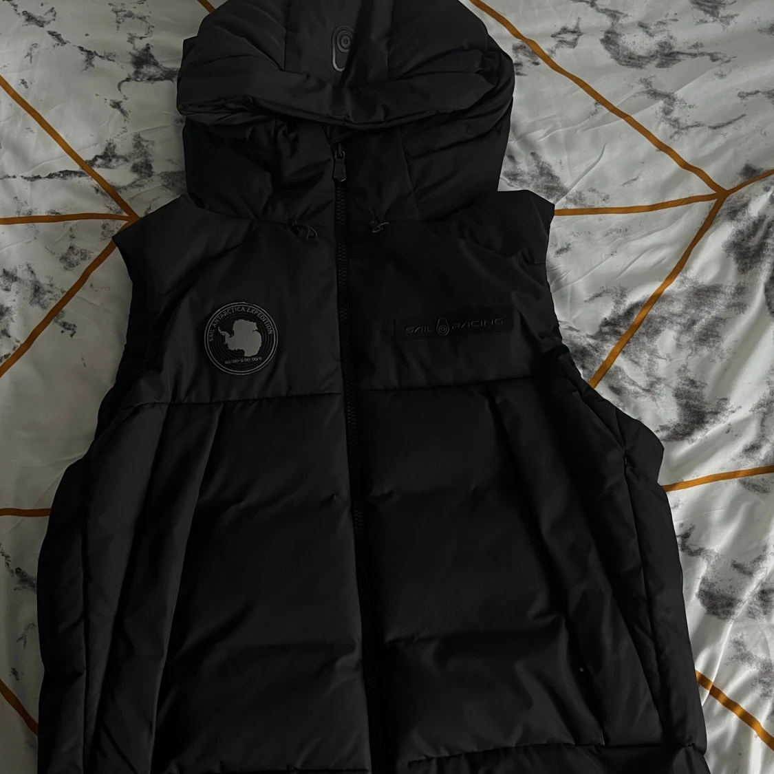 Svart dunväst från Sail Racing