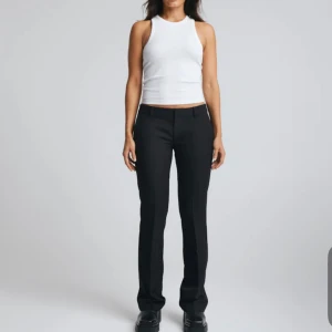 Kostymbyxor  - Fina lågmidjade kostymbyxor från bik bok i storlek 36. Sparsamt använda. Tveka inte över att höra av er vid eventuella frågor!