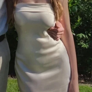 Satinklänning - Säljer denna super eleganta crémevita strap-less satin liknande maxiklänning🤍 Den är vikt en gång vid brösten. Den har även ett strechigt band där bak, därför passar den även folk med stor byst 💗 Har i både S&M! Skriv privat för mer info och bilder.