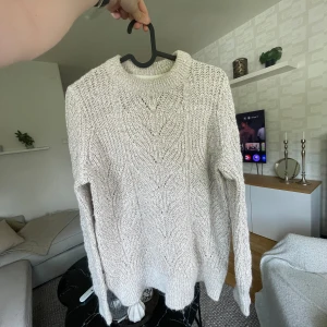 Stickad tröja  - Sparsamt använd, färgen är beige/grå och i fint skick. Jag upplever att den är något liten i storlek 