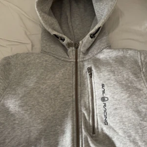 Hoodie -  sail racing zip hoodie, nästa aldrig använd!!säljs pgv ingen användning. Går o diskutera pris.