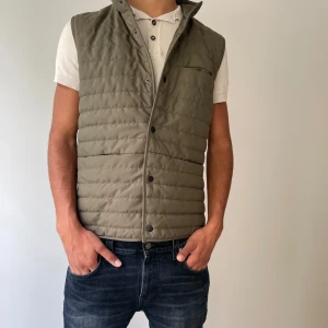 Väst  - Säljer denna fina väst, jag fick den i present och har ingen aning vart den är ifrån. Men den kommer inte till användning och har inte använts ute något. Men den är sjukt fin till hösten då den är i en mörk färg🍁