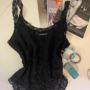 Svart lace top🖤💋⭐️ - Svart söt lace top från Urban Outfittefs som kan användas för så mycket outfits beroende på hur man stylar💖🎸 Den är storlek L men passar som S/M, den röda finns på min profil att köpa och du kan även köpa båda🖤