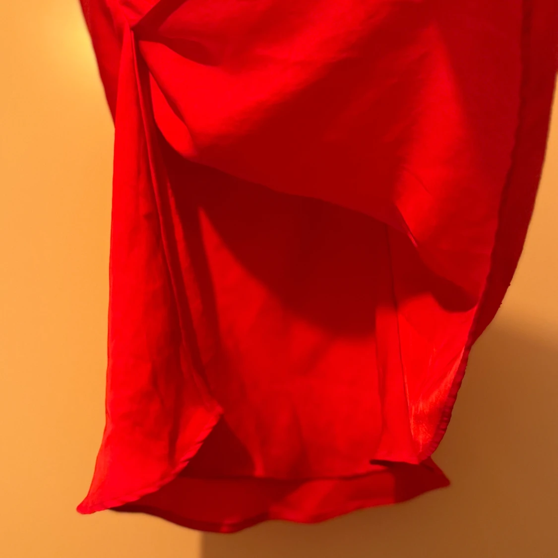 Röd kortklänning med smala axelband - 3