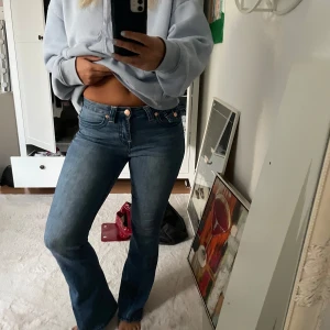 Mid rise jeans - Använd ett fåtal gånger och sitter bra! Säljer dom då de inte kommer till användning längre.  Midja rakt över-35 Innerben-77 Längd-103