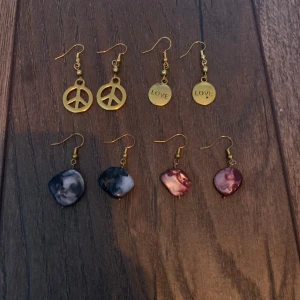 Örhängen - Säljer fyra par örhängen för 30kr/st🤍Alla för 100kr. Har gjort dom själv och är aldrig använda🤍🤍Köparen står för frakt🤍