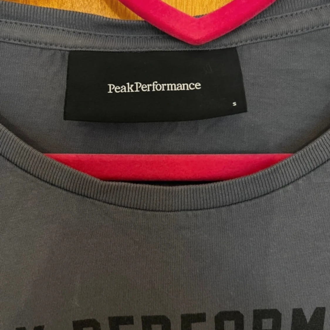 Grå t-shirt från Peak Performance - 91