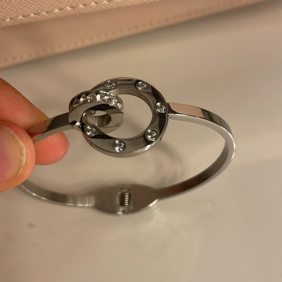 Silverfärgat armband med cirkeldetalj och stenar - 93