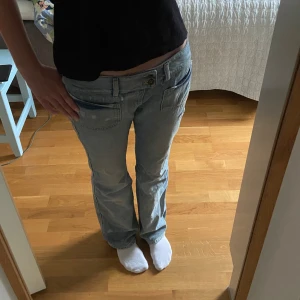 Ljus blåa jeans - Tyvärr så säljer jag dessa as snygga jeansen pga att de ej kommer till användning! En knapp har blivit bytt mot en annan (se bild)🌸 Midjemått: 40 cm Innerbensmått: 80 cm Passar någon som är 170-180 cm Skriv gärna vid frågor!🌸