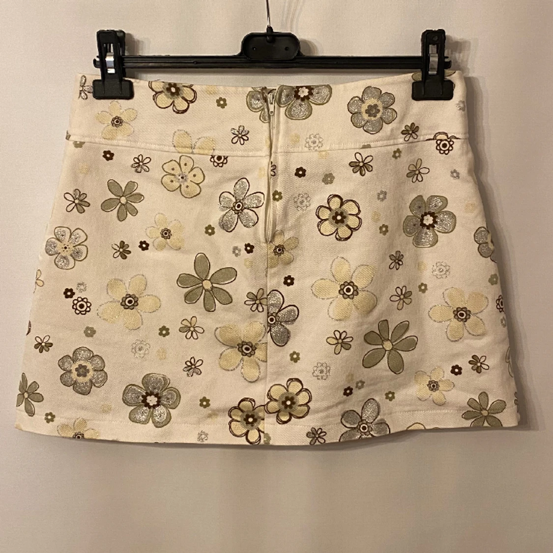 Vit kjol med blommor - 91