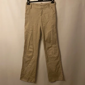 Chinos beiga  - Beiga raka chinos/ kostymbyxor. Märke: Mexx. Storlek: 36