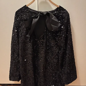 Viral paljettklänning helt ny - Svart paljettklänning som gått viral på t.ex tiktok. Köpt på velare.co boutique. Jättefin i verkligheten och bra kvalite, hade egentligen velat behålla den men den var för liten för mig. Storlek xs. 300 kr exkl frakt! Köp och bli snyggast på nyårsfesten 😍
