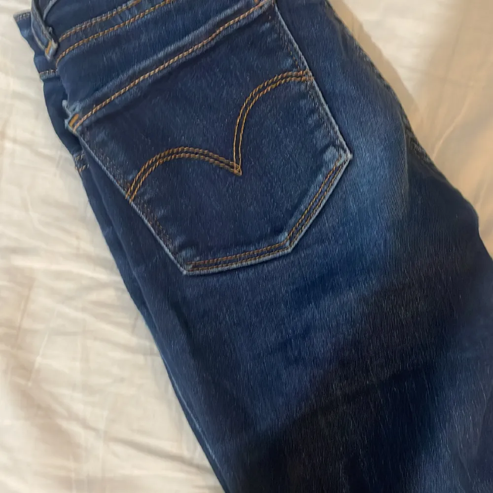 Säljer dessa skit snygga jeans för att dem är för små. Bra skick och är köpta härifrån. Köparen står för frakten. Priset kan diskuteras. 💗 Jag vet inte vad jag ska sätta priset på än men vi får se.. Jeans & Byxor.