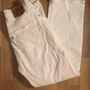 Vita jeans från Levis. Strl 27. Använd fåtal gånger. Inköpta för 1200kr. 
