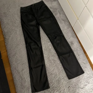 Skinnbyxor från BikBok - Lågmidjade skinnbyxor från BikBok. Storlek 34. Nypris 600, mitt pris är 190. Möts ej upp.