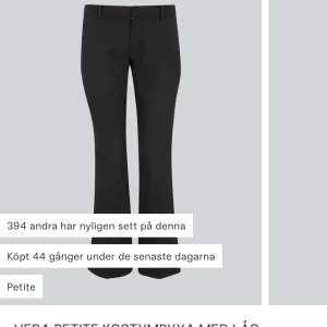 Helt nya kostymbyxor från bikbok. Säljer pga att ja råkade köpa peteite (den kortare modellen). Modellen på kostymbyxorna är från bikbok å heter ”vera” å de är lågmidjade💘