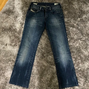 Lågmidjade Diesel jeans  - Säljer ett par lågmidjade diesel jeans köpa på Vinted !tror inte att de är äkta! Jätte små i storleken! Har inga bilder på då de är försmå för mig!💕det står i jeansen att de är 27/32 men de är betydligt mycket kortare än det
