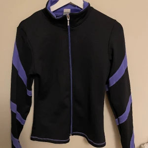 Konståknings tröja - Zip up träningströja från märket ChloeNoel. Säljer då den inte används längre💕 Skriv för mer bilder/frågor