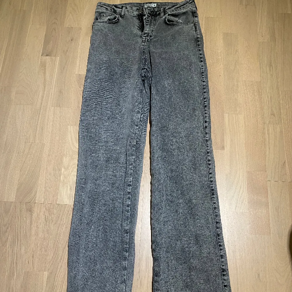 Högmidjade vida jeans Använda en gång Nypris: 650kr. Jeans & Byxor.