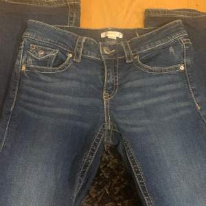 Säljer dessa lågmidjade jeans från Gina tricot Young  i storlek 164 , inga defekter🥥