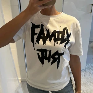 T-shirt  - OBS LÅNADE BILDER Säljer denna t-shirt inte köpt för så längesen här på plick. Tyckte inte de va min stil så har inte använt den. Men jättefin, som ny. Den är dessutom lite overzised
