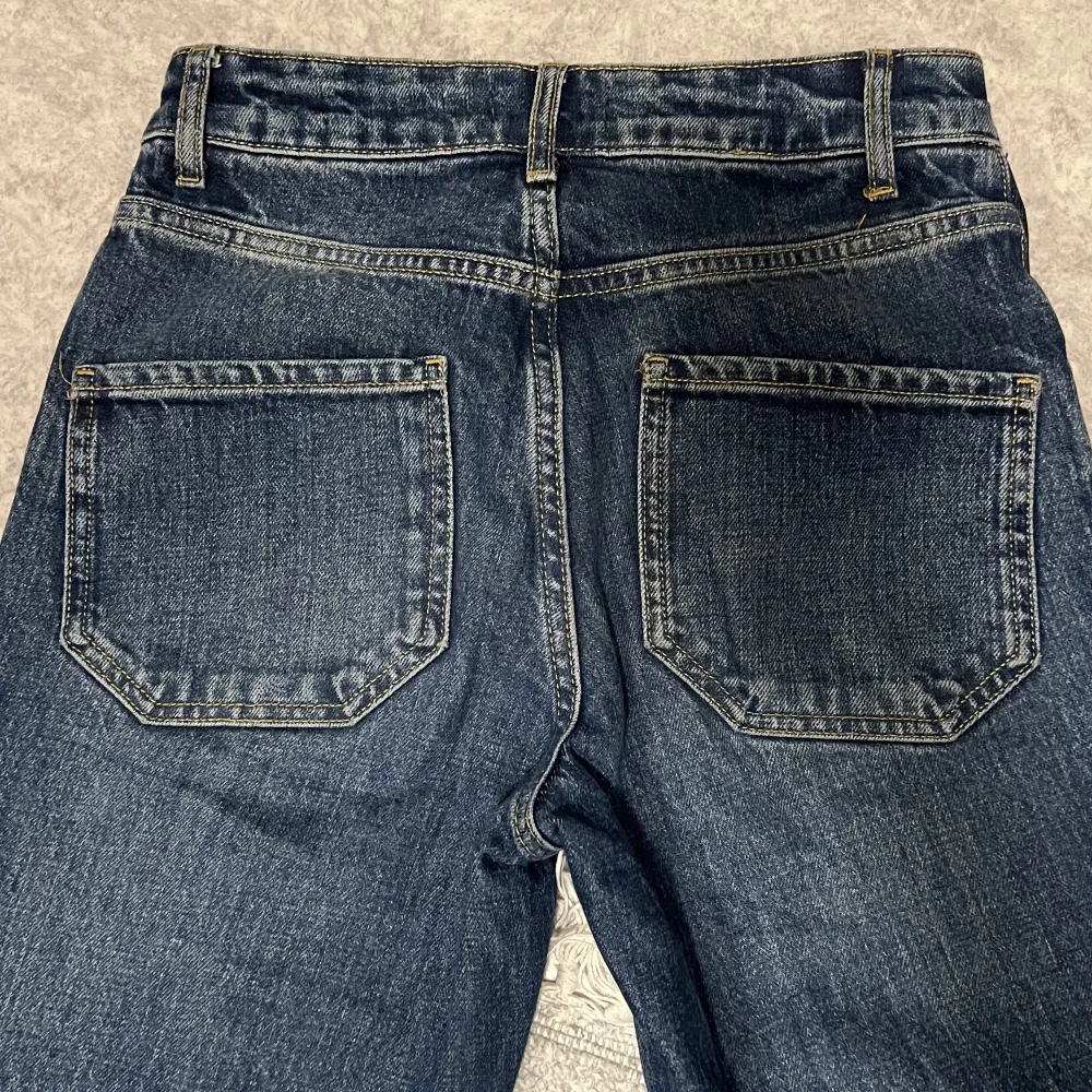 Supersnygga jeans från Zara, de är rätt stretchiga vilket gör som superbrkvöma att ha i vardagen. Från zara kollektion ”into the classics”. Hade sagt att de är en blandning mellan low waist och mid waist. 🥰❤️‼️. Jeans & Byxor.