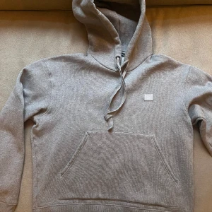 Acne Hoodie - Gra Acne Studios logo hoodie, perfekt skick använd en gang Size M