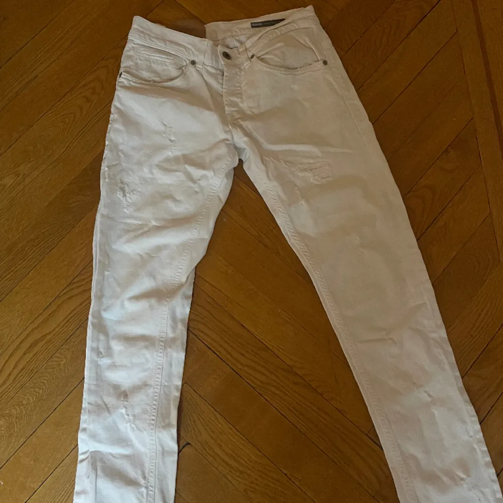 Dondup jeans som är lite slitna i designen i storlek 29. Jeans & Byxor.