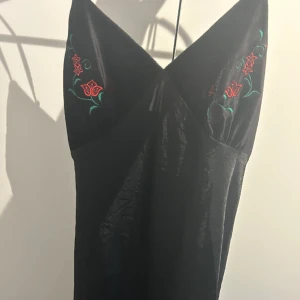 Klänning - Säljer denna klänningen för att jag har aldrig använt den! 