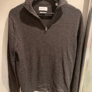 These Glory Days/Volt Zip - Riktigt fet half zip i färgen mörkbrun, nästan så den är grå! 😁Den har tyvärr blivit för liten för mig som är 187cm/70kg. Passar den som är aningen kortare/smalare. Skriv för fit pics :) Cond 9/10, inga hål eller fläckar. Pris går att diskutera :)