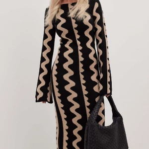 OANVÄND KLÄNNING - Säljer denna oanvända klänningen från Na-kd