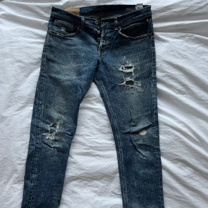 Dondup George - Dondup George i storlek 34  Byxorna är i ”sliten” utformning med slitna ändar. Sparsamt använda & i fint skick. Passar mig som är 185.  Om ”vanliga” ändrar önskas kan man enkelt du upp det hos en skräddare för ca 50 kr