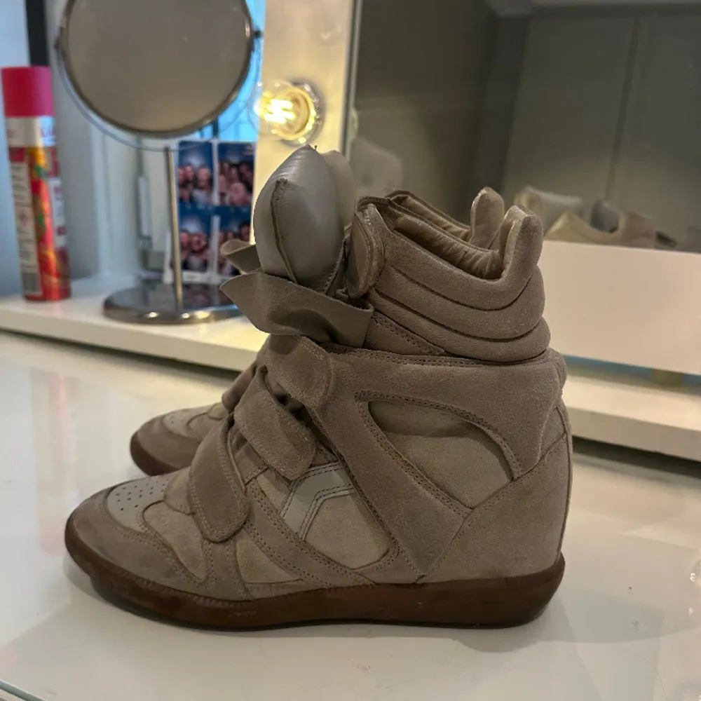 Säljer dessa snygga och populära beige isabel Marant beknett skor. Köpta på MyTheresa för ungefär 5200kr, har tyvärr inte kvitto. I bra skick men har tecken på användning, går säkert putsa upp🫶🏽Skriv för frågor eller fler bilder! . Skor.