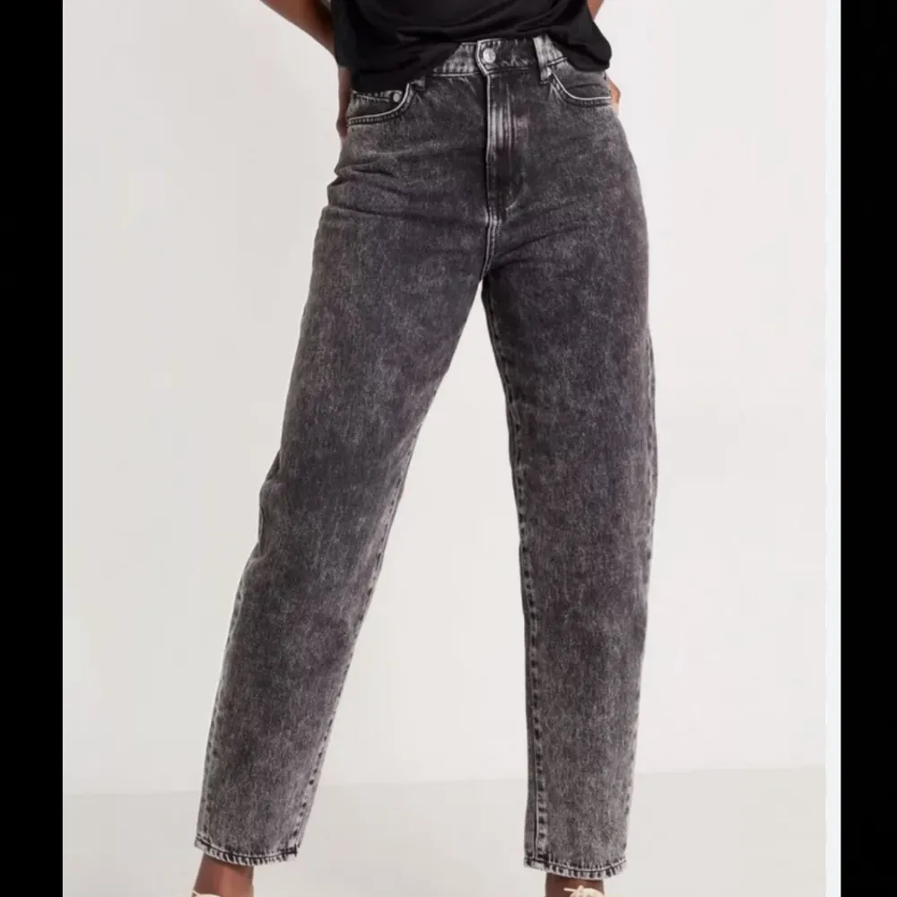 Grå spräckliga jeans från Lindex köpta för 399 kr i våras. Såå fina men kommer ej till användning 🖤 storlek 38 !!!. Jeans & Byxor.