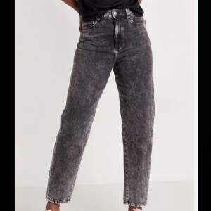 Grå spräckliga jeans från Lindex köpta för 399 kr i våras. Såå fina men kommer ej till användning 🖤 storlek 38 !!!
