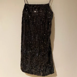 Paljettklänning  - Svart paljettklänning från HM, säljer då den aldrig kommit till användning. Prislapp finns kvar. 