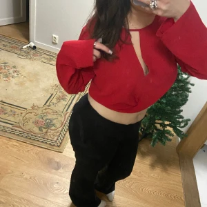 röd blus - jättefin röd croppad blus som man kan använda nu till julen, strl 42 men sitter som s 💕